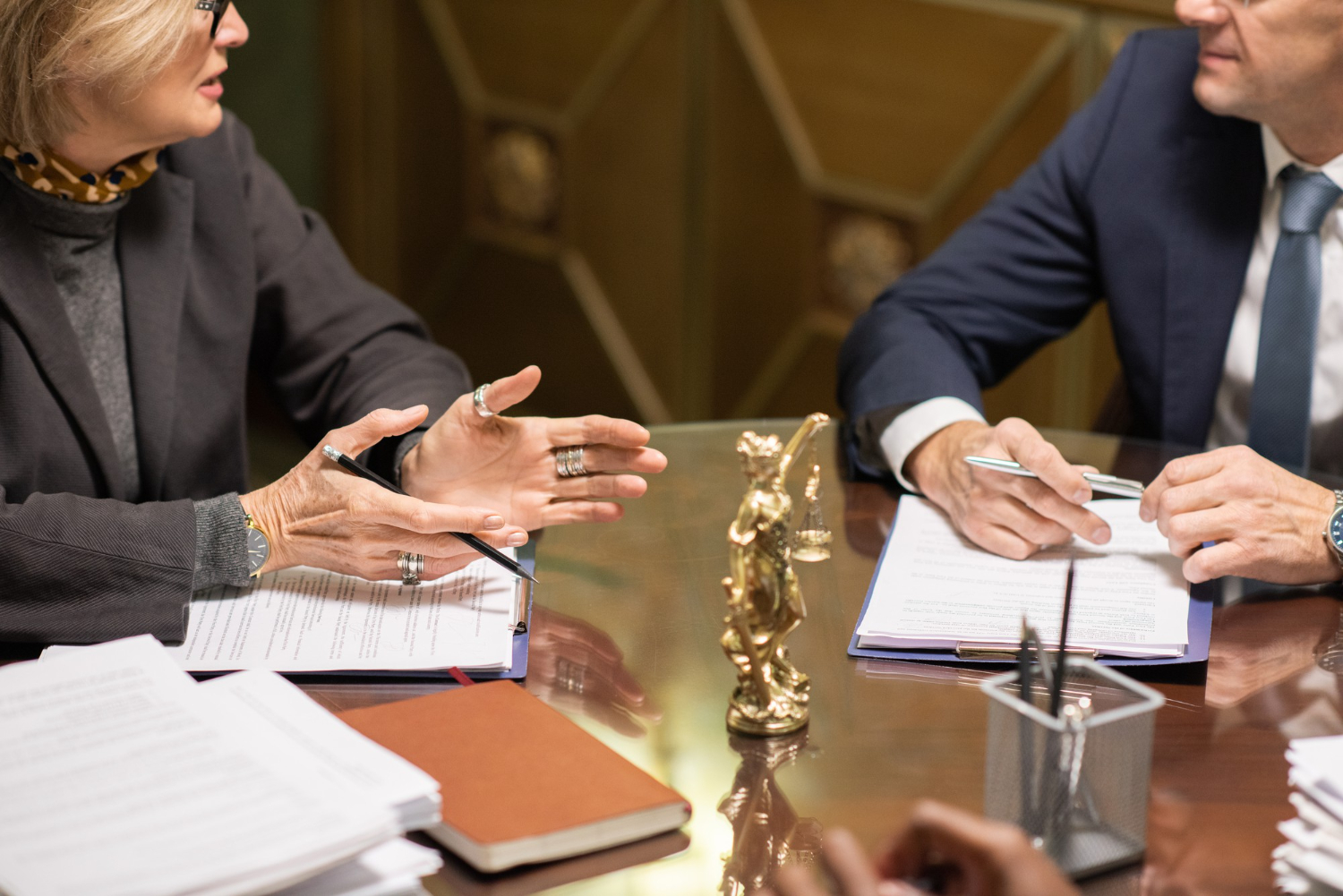 A advocacia exige muito mais do que conhecimento jurídico para alcançar crescimento sustentável. À medida que a carteira de clientes aumenta, questões relacionadas à estrutura empresarial, tributação e gestão financeira passam a ocupar espaço relevante na rotina do profissional.
Muitos advogados iniciam suas atividades como autônomos e, com o passar do tempo, percebem que a formalização por meio de uma sociedade pode oferecer vantagens operacionais, tributárias e estratégicas. No entanto, o processo envolve regras específicas que diferem de outros tipos de empresas.
Além dos procedimentos de registro, existem exigências estabelecidas pela Ordem dos Advogados do Brasil (OAB), normas tributárias e cuidados relacionados à composição societária que precisam ser observados desde o início.
Por isso, compreender como funciona o processo de abrir sociedade de advocacia em Salvador ajuda a evitar erros, reduzir riscos e construir uma estrutura adequada para o desenvolvimento do escritório.
O que significa abrir sociedade de advocacia em Salvador?
Abrir sociedade de advocacia em Salvador consiste em constituir formalmente uma pessoa jurídica destinada ao exercício da atividade advocatícia, observando as regras previstas no Estatuto da Advocacia e da OAB. Diferentemente de empresas comuns registradas em Juntas Comerciais, as sociedades de advogados são registradas perante a OAB e devem seguir normas específicas quanto à composição societária, objeto social e exercício profissional. Essa estrutura permite maior organização financeira, tributária e administrativa para o escritório.
Por que muitos advogados optam pela constituição de uma sociedade?
O crescimento profissional normalmente traz desafios que vão além da atuação jurídica.
Quando a operação passa a envolver colaboradores, outros advogados, contratos recorrentes e aumento do faturamento, a estruturação empresarial torna-se uma necessidade prática.
Entre os principais motivos que levam profissionais a constituir uma sociedade estão:
Organização patrimonial;
Melhor gestão financeira;
Possibilidade de planejamento tributário;
Formalização da relação entre sócios;
Fortalecimento da marca do escritório;
Maior controle sobre receitas e despesas;
Facilidade na contratação de equipe e fornecedores.
Além disso, clientes corporativos frequentemente preferem contratar escritórios formalmente estruturados, especialmente em demandas de maior complexidade.
Com apoio em consultoria e assessoria empresarial em Salvador, o advogado consegue avaliar não apenas a formalização, mas também os impactos contábeis, tributários e financeiros da nova estrutura.
Como funciona na prática a abertura de uma sociedade de advocacia?
A constituição de uma sociedade de advogados envolve etapas específicas e exige atenção aos requisitos definidos pela legislação profissional.
1. Definição do modelo societário
O primeiro passo é definir qual será a estrutura jurídica do escritório.
As modalidades mais comuns são:
Sociedade Unipessoal de Advocacia;
Sociedade Simples de Advogados.
A escolha depende da quantidade de sócios, da estratégia de crescimento e da forma como o escritório pretende organizar receitas, responsabilidades e administração.
2. Elaboração do contrato social
O contrato social deve estabelecer informações fundamentais sobre a sociedade.
Entre elas:
Nome da sociedade;
Qualificação dos sócios;
Participação societária;
Regras de administração;
Forma de distribuição dos resultados;
Responsabilidades dos integrantes.
A elaboração desse documento exige cuidado para evitar conflitos futuros, especialmente em relação à entrada e saída de sócios, divisão de resultados e tomada de decisões estratégicas.
3. Registro na OAB
Ao contrário das empresas tradicionais, a sociedade de advocacia não é registrada na Junta Comercial.
O registro deve ser realizado junto à Seccional da OAB competente.
Somente após a aprovação e o registro a sociedade poderá exercer regularmente suas atividades.
4. Obtenção do CNPJ
Após o deferimento do registro na OAB, é possível solicitar a inscrição no Cadastro Nacional da Pessoa Jurídica (CNPJ).
Essa etapa permite a formalização fiscal da sociedade e viabiliza a emissão de documentos, abertura de conta bancária empresarial e organização das obrigações tributárias.
5. Inscrições complementares
Dependendo da estrutura operacional e das exigências municipais, podem ser necessárias inscrições adicionais para emissão de notas fiscais e cumprimento das obrigações tributárias.
6. Estruturação financeira e contábil
Com a empresa constituída, inicia-se a fase de organização financeira, tributária e contábil.
Essa etapa influencia diretamente a eficiência da gestão do escritório e pode ser fortalecida com uma boa escrituração contábil, capaz de proteger a sociedade e gerar dados confiáveis para decisões futuras.
Sociedade Unipessoal ou Sociedade de Advogados: qual escolher?
A dúvida é comum entre profissionais que estão iniciando ou reorganizando sua atuação.
Sociedade Unipessoal de Advocacia
A Sociedade Unipessoal é formada por apenas um advogado.
Entre as vantagens estão:
Processo societário mais simples;
Menor complexidade na administração;
Separação patrimonial entre pessoa física e atividade profissional;
Possibilidade de planejamento tributário;
Maior organização para emissão de notas e gestão financeira.
Esse modelo costuma ser indicado para advogados que desejam formalizar a atividade individual sem constituir sociedade com outros profissionais.
Sociedade Simples de Advogados
A Sociedade Simples permite a atuação conjunta de dois ou mais advogados.
É indicada para escritórios que desejam compartilhar estrutura, investimentos, responsabilidades e estratégias de crescimento.
Além disso, facilita a expansão da atuação profissional e a divisão de especialidades jurídicas, como direito empresarial, tributário, trabalhista, cível, imobiliário, previdenciário ou contencioso estratégico.
Aspectos técnicos, fiscais e regulatórios que merecem atenção
A abertura da sociedade é apenas o início da estruturação empresarial.
A gestão tributária e regulatória exige acompanhamento contínuo para evitar falhas de enquadramento, inconsistências fiscais e riscos societários.
1.Estatuto da Advocacia e Regulamento Geral da OAB
A atividade advocatícia é regulada pela Lei nº 8.906/1994, conhecida como Estatuto da Advocacia e da OAB.
Essa legislação estabelece regras específicas para constituição e funcionamento das sociedades de advogados.
Também devem ser observadas as disposições do Regulamento Geral da OAB e dos provimentos emitidos pelo Conselho Federal, como o Provimento nº 112/2006 da OAB, que dispõe sobre sociedades de advogados.
2.Escolha do regime tributário
Após a constituição da sociedade, será necessário definir o enquadramento tributário.
Os regimes mais comuns são:
Simples Nacional;
Lucro Presumido;
Lucro Real.
A escolha depende de fatores como faturamento, estrutura de custos, folha de pagamento, margem de lucro, despesas operacionais e planejamento financeiro.
Uma análise de redução legal da carga tributária ajuda a identificar o regime mais eficiente sem comprometer a conformidade fiscal.
3.Simples Nacional para sociedades de advocacia
As sociedades de advocacia podem avaliar a opção pelo Simples Nacional quando cumprirem os requisitos legais.
O regime simplifica o recolhimento dos tributos por meio do DAS, mas a decisão deve considerar a receita bruta, os custos, a folha de pagamento e o enquadramento aplicável à atividade.
As regras gerais do regime podem ser consultadas no Portal do Simples Nacional, mantido pela Receita Federal.
4.Emissão de notas fiscais
O escritório deve emitir notas fiscais de serviços de acordo com as exigências municipais.
A correta classificação dos serviços jurídicos reduz riscos de inconsistências fiscais e melhora o controle das receitas recebidas de clientes pessoa física e pessoa jurídica.
5.Obrigações acessórias
Mesmo escritórios de pequeno porte precisam cumprir obrigações periódicas.
Entre elas:
Escrituração contábil;
Obrigações fiscais;
Declarações federais;
Controle de distribuição de lucros;
Obrigações trabalhistas quando houver empregados;
Guarda organizada de contratos, recibos e documentos financeiros.
Informações cadastrais, obrigações federais e serviços relacionados ao CNPJ devem ser acompanhados pelos canais oficiais da Receita Federal.
6.Governança societária
A definição clara de regras internas reduz conflitos entre sócios.
Aspectos relacionados à entrada de novos integrantes, retirada de sócios, distribuição de resultados, administração do escritório e sucessão societária devem estar formalizados.
Quando o escritório cresce, práticas de governança e compliance ajudam a preservar a organização interna, a transparência entre sócios e a segurança das decisões empresariais.
Tabela: principais etapas para abrir uma sociedade de advocacia
Etapa
Objetivo
Responsável
Definição da estrutura societária
Escolher o modelo adequado
Sócio(s)
Elaboração do contrato social
Formalizar regras da sociedade
Advogado e contador
Registro na OAB
Legalizar a sociedade
OAB
Solicitação do CNPJ
Formalização fiscal
Receita Federal
Cadastro municipal
Habilitação para emissão de notas
Prefeitura
Escolha do regime tributário
Definir tributação da sociedade
Contabilidade
Implantação financeira e contábil
Controlar a operação
Escritório contábil
Quanto custa abrir uma sociedade de advocacia em Salvador?
Os custos variam conforme a estrutura escolhida e as exigências locais.
Normalmente podem incluir:
Taxas de registro na OAB;
Honorários para elaboração contratual;
Certificado digital;
Serviços contábeis;
Taxas municipais eventualmente aplicáveis;
Custos de implantação de sistemas de gestão e emissão de notas.
Por isso, o ideal é realizar um planejamento prévio para estimar os investimentos necessários antes da formalização.
Esse levantamento também evita que o advogado considere apenas o custo de abertura e deixe de avaliar despesas recorrentes, como contabilidade, tributos, folha de pagamento, sistemas, estrutura física e ferramentas administrativas.
Principais erros ao abrir uma sociedade de advocacia
1.Escolher o regime tributário sem análise técnica
Muitos escritórios adotam um regime tributário por indicação informal e acabam pagando mais impostos do que o necessário.
Como evitar: realizar simulações considerando faturamento, despesas, folha, margem e projeções de crescimento.
2.Elaborar contrato social genérico
Documentos padronizados nem sempre contemplam as particularidades da relação entre os sócios.
Como evitar: definir regras claras sobre administração, distribuição de resultados, responsabilidades e saída de sócios.
3.Não separar finanças pessoais e empresariais
Essa prática compromete a gestão financeira e dificulta o acompanhamento dos resultados do escritório.
Como evitar: utilizar conta bancária empresarial, controles financeiros próprios e relatórios periódicos.
4.Ignorar o planejamento societário
Questões relacionadas à sucessão, entrada de novos sócios e divisão de lucros devem ser previstas desde o início.
Como evitar: tratar a sociedade como estrutura empresarial, não apenas como formalidade de registro.
5.Deixar a contabilidade em segundo plano
A ausência de acompanhamento contábil pode gerar inconsistências fiscais e perda de oportunidades tributárias.
Como evitar: manter escrituração regular, revisar obrigações e acompanhar indicadores financeiros.
6.Não acompanhar mudanças regulatórias
A legislação tributária e as normas relacionadas à advocacia passam por atualizações que podem impactar a operação.
Como evitar: contar com acompanhamento técnico e revisar periodicamente o enquadramento da sociedade.
Benefícios da abertura correta da sociedade
Quando a estrutura é implementada adequadamente, os ganhos vão muito além da formalização.
Maior segurança jurídica
As regras societárias ficam documentadas e alinhadas entre os integrantes.
Isso reduz conflitos internos e facilita a gestão de responsabilidades.
Melhor organização financeira
Receitas, despesas e distribuição de resultados passam a ser controladas de forma mais eficiente.
Com isso, o escritório consegue identificar rentabilidade por área, cliente ou tipo de serviço.
Planejamento tributário mais eficiente
A escolha correta do regime tributário pode gerar economia dentro dos limites da legislação.
Esse ganho tende a ser mais relevante quando o escritório cresce e passa a ter maior volume de receitas recorrentes.
Crescimento estruturado
O escritório passa a operar com processos mais organizados e preparados para expansão.
A gestão deixa de depender apenas da atuação individual dos sócios e passa a contar com controles administrativos.
Mais credibilidade perante o mercado
A formalização transmite profissionalismo para clientes, parceiros e instituições financeiras.
Esse ponto pode influenciar contratações empresariais, participação em processos seletivos privados e negociações com clientes de maior porte.
Melhor suporte para tomada de decisão
Indicadores financeiros e relatórios contábeis fornecem informações relevantes para a gestão estratégica.
Com dados confiáveis, os sócios conseguem avaliar contratações, investimentos, expansão e precificação dos honorários.
Perguntas frequentes sobre abrir sociedade de advocacia em Salvador
1.Um advogado pode abrir empresa comum para prestar serviços jurídicos?
Não. A atividade advocatícia possui regulamentação própria e deve observar as regras estabelecidas pela OAB. Por isso, o modelo societário deve ser compatível com o exercício da advocacia.
2.A Sociedade Unipessoal de Advocacia pode optar pelo Simples Nacional?
Sim. Desde que cumpra os requisitos legais previstos na legislação tributária. A opção deve ser analisada com base no faturamento, nas despesas e na projeção financeira do escritório.
3.É obrigatório ter contador para uma sociedade de advogados?
A contabilidade é necessária para cumprir obrigações fiscais, tributárias e financeiras da sociedade. Além disso, os relatórios contábeis ajudam no controle de resultados e na distribuição regular de lucros.
4.A sociedade precisa ser registrada na Junta Comercial?
Não. O registro ocorre perante a OAB, seguindo as normas aplicáveis às sociedades de advogados. Após o registro, a sociedade deve providenciar CNPJ e demais cadastros fiscais necessários.
5.Dois advogados podem abrir sociedade mesmo atuando em áreas diferentes?
Sim. Não existe impedimento para que os sócios atuem em especialidades jurídicas distintas. Essa composição pode ampliar a capacidade de atendimento do escritório.
6.Quando vale a pena migrar de autônomo para sociedade?
A mudança costuma ser considerada quando há aumento consistente do faturamento, crescimento da carteira de clientes, necessidade de emitir notas fiscais ou busca por maior organização tributária e financeira.
O que avaliar antes de formalizar seu escritório
Abrir sociedade de advocacia em Salvador exige mais do que cumprir etapas burocráticas.
É necessário avaliar a estrutura societária, os impactos tributários, os custos operacionais e os objetivos de longo prazo do escritório.
A escolha adequada do modelo jurídico, associada a uma gestão contábil eficiente, contribui para reduzir riscos, aumentar a previsibilidade financeira e criar bases sólidas para o crescimento profissional.
Além disso, uma estrutura organizada facilita a adaptação às mudanças regulatórias e melhora a qualidade das informações utilizadas na gestão do negócio.
Na prática, a melhor decisão é aquela que une regularidade perante a OAB, enquadramento tributário adequado, controles financeiros consistentes e planejamento societário compatível com o perfil dos sócios.
Conte com suporte especializado para estruturar sua sociedade de advocacia
A abertura de uma sociedade de advogados envolve decisões que impactam diretamente a tributação, a segurança jurídica e a gestão financeira do escritório.
A Objetiva Consultoria oferece suporte completo para profissionais liberais e sociedades de serviços, auxiliando na abertura da empresa, escolha do regime tributário, organização contábil, planejamento financeiro e cumprimento das obrigações fiscais.
Com orientação especializada, é possível estruturar seu escritório de forma segura, eficiente e alinhada aos objetivos de crescimento. Se você pretende abrir sociedade de advocacia em Salvador ou revisar a estrutura do seu escritório, solicite atendimento com a equipe da Objetiva Consultoria e receba uma análise adequada à realidade da sua atuação profissional.